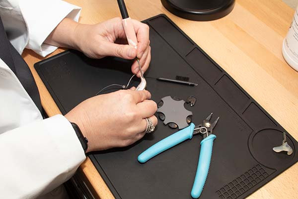 Cabinete care repară și reglează aparate auditive, indiferent de sursa de achiziție